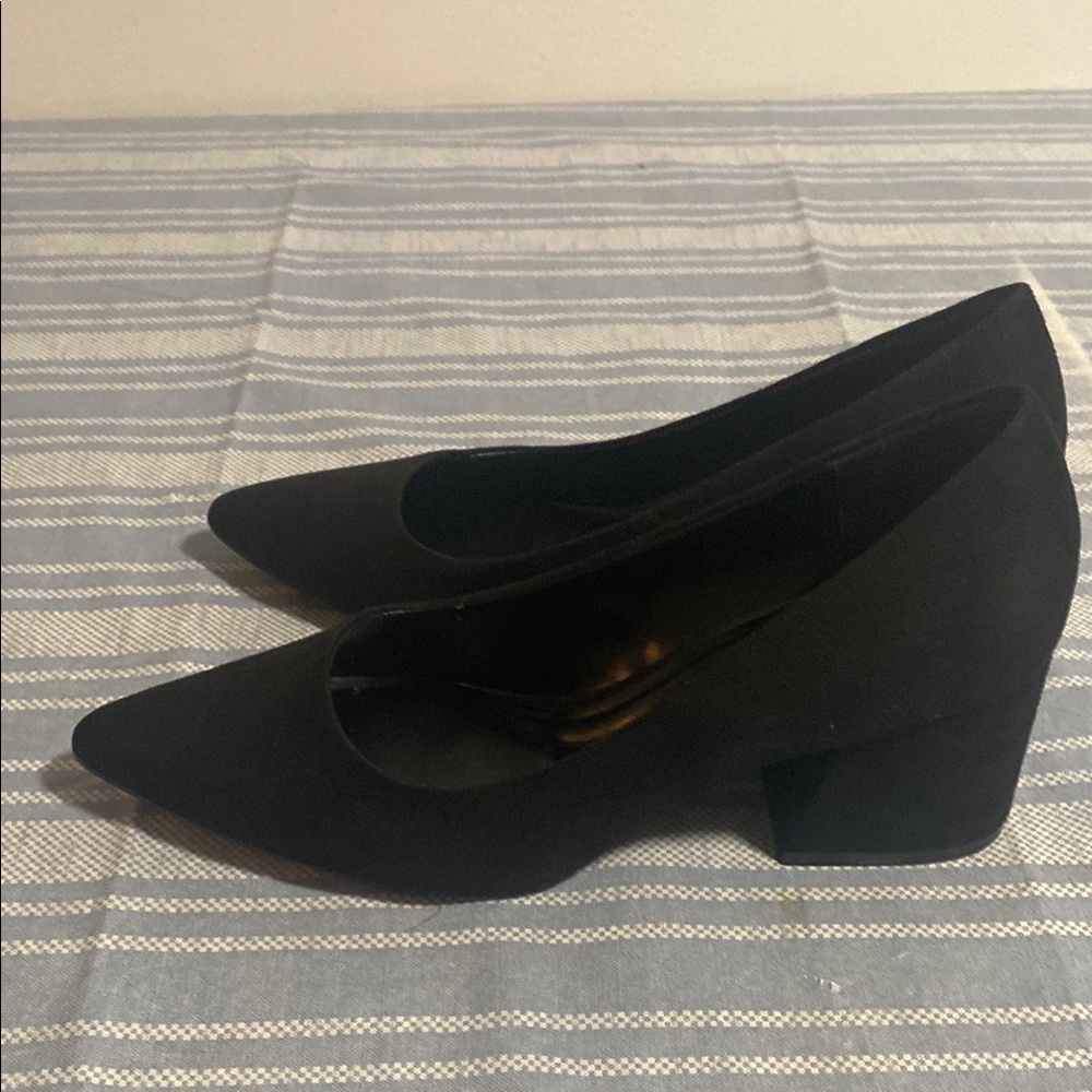 Yellow shoes 
Size 8
Great condition